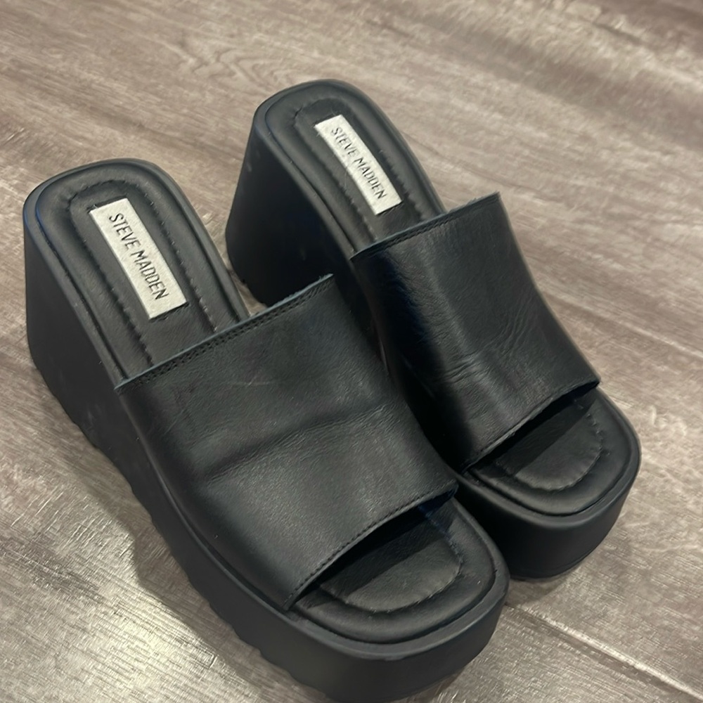 Steve Madden black platform sandals